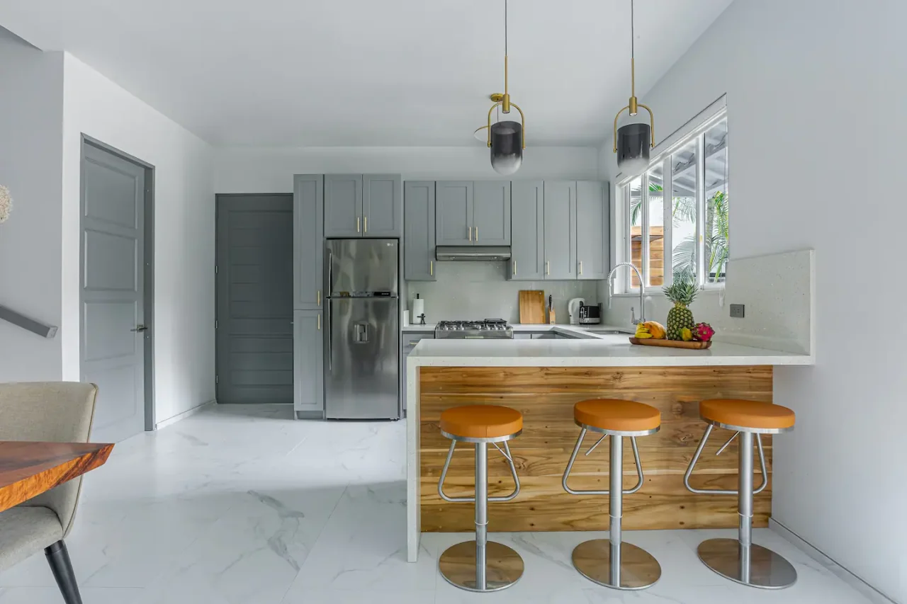 Fully equipped kitchen with breakfast bar